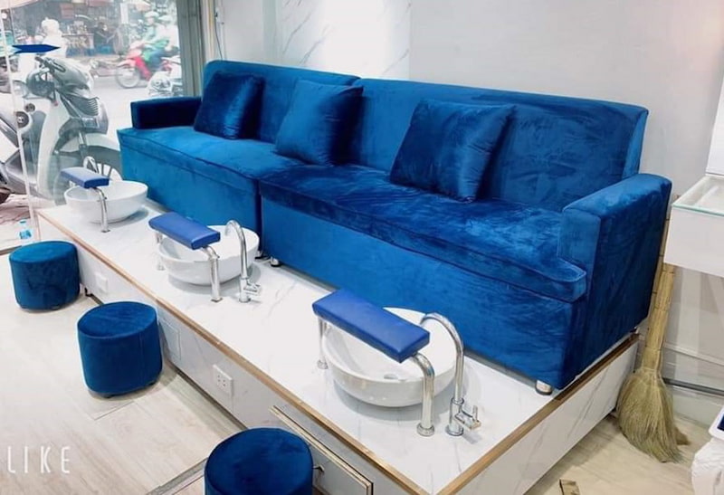 Hình 4: Ghế băng dài phục vụ nhiều khách hàng cùng lúc Hình 4: Ghế băng dài phục vụ nhiều khách hàng cùng lúc