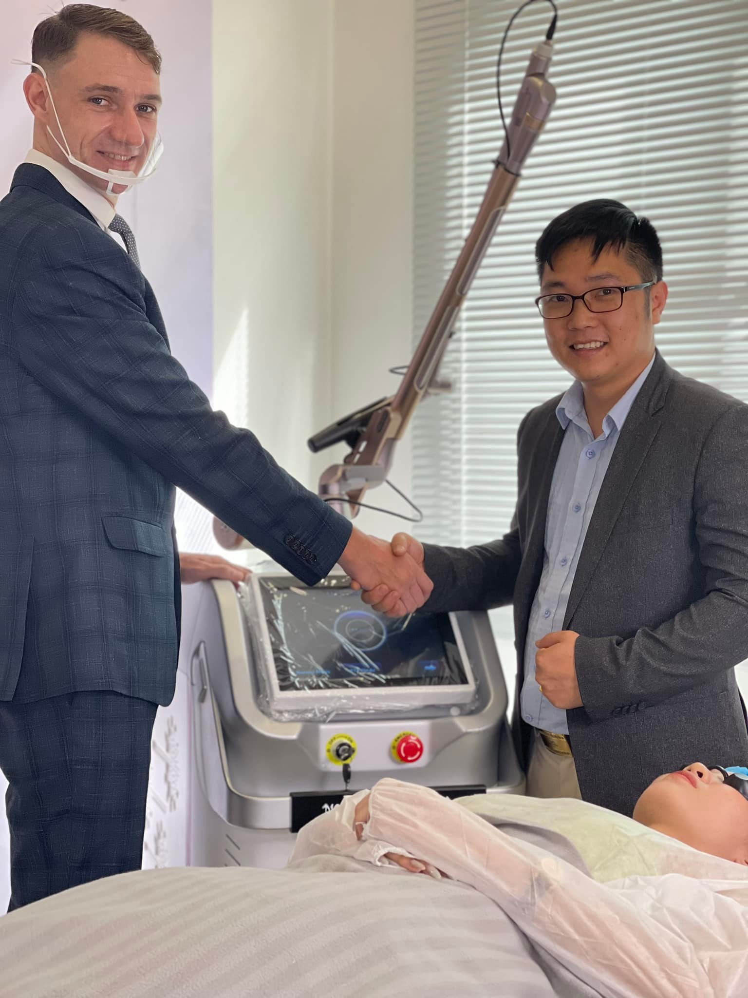 hpmed chuyển giao máy laser picoseconds cho master phun xăm Thảo Trần - 05